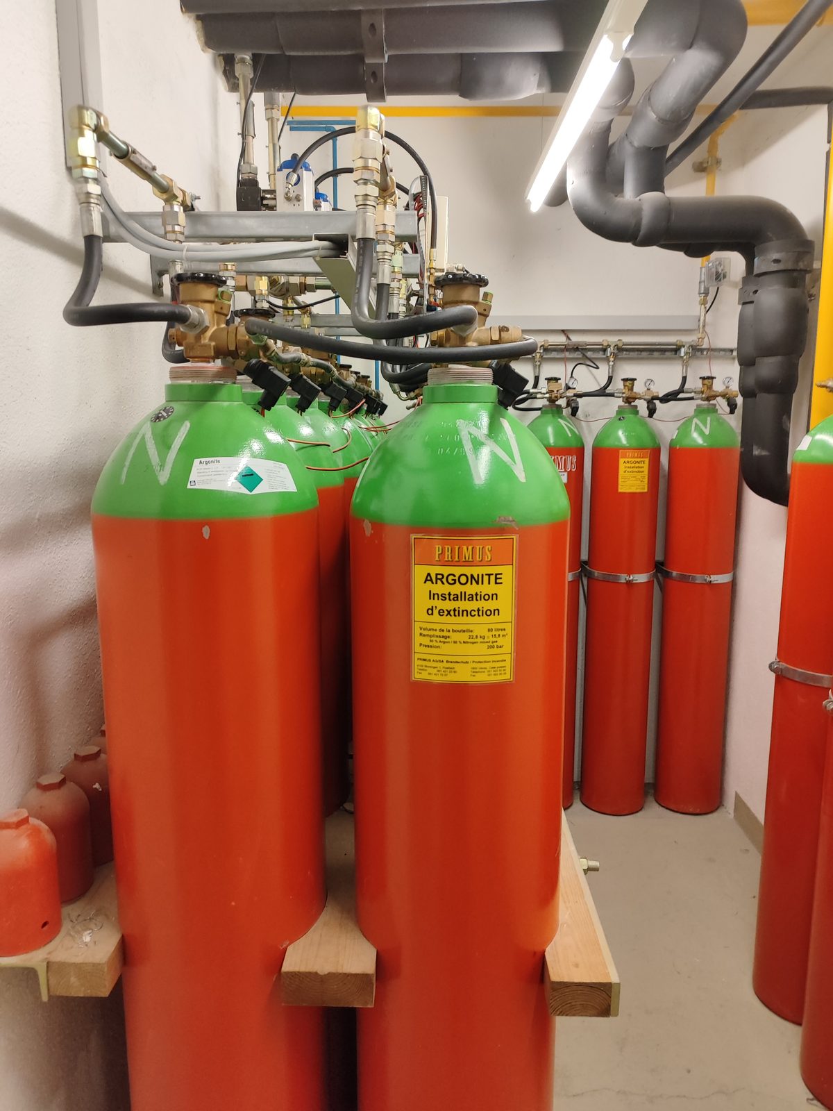 Argonite-Löschgasflaschen im AlpineDC-Rechenzentrum Lausanne