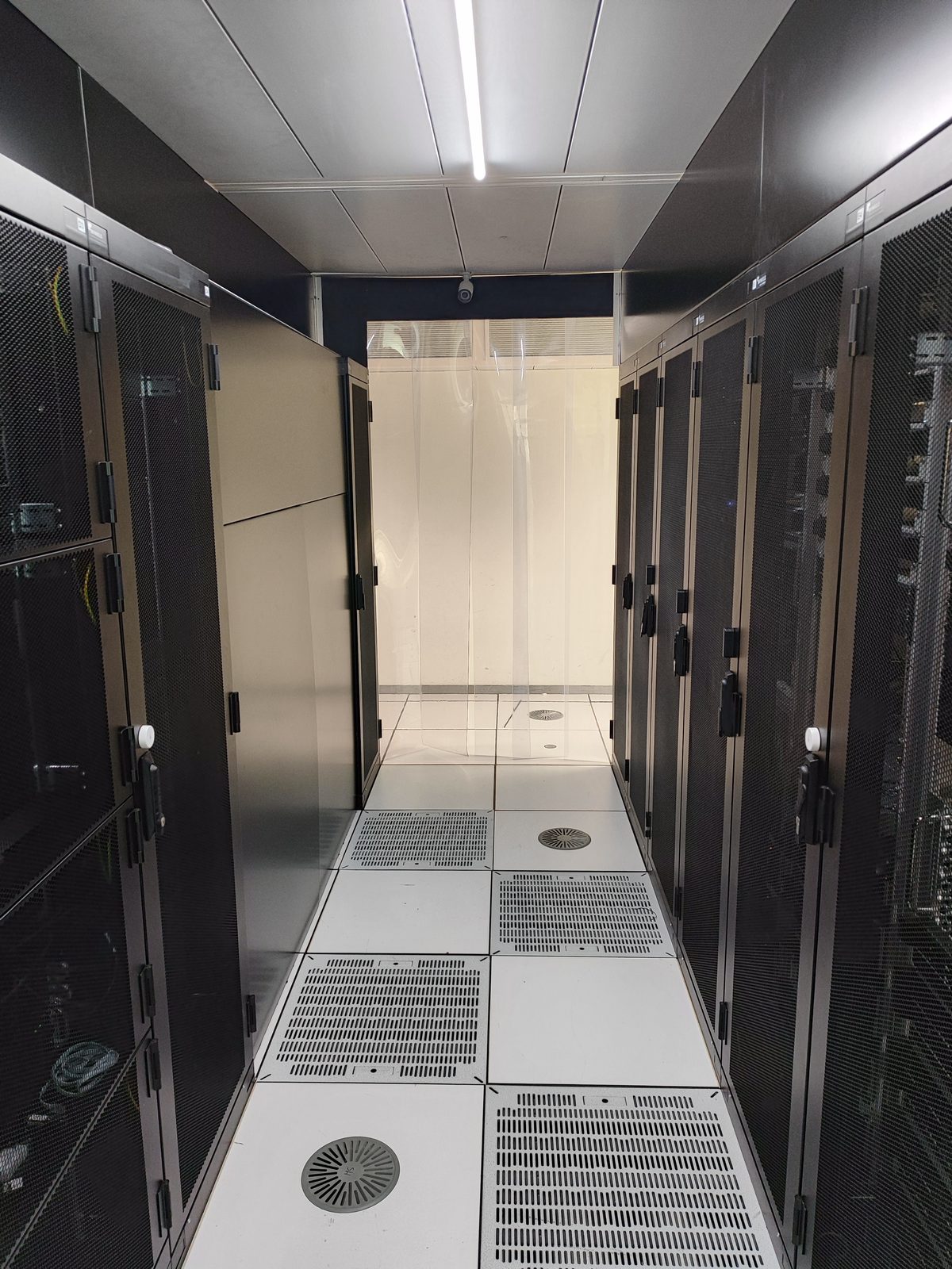 Ansicht des Cold Corridors im AlpineDC-Rechenzentrum Lausanne